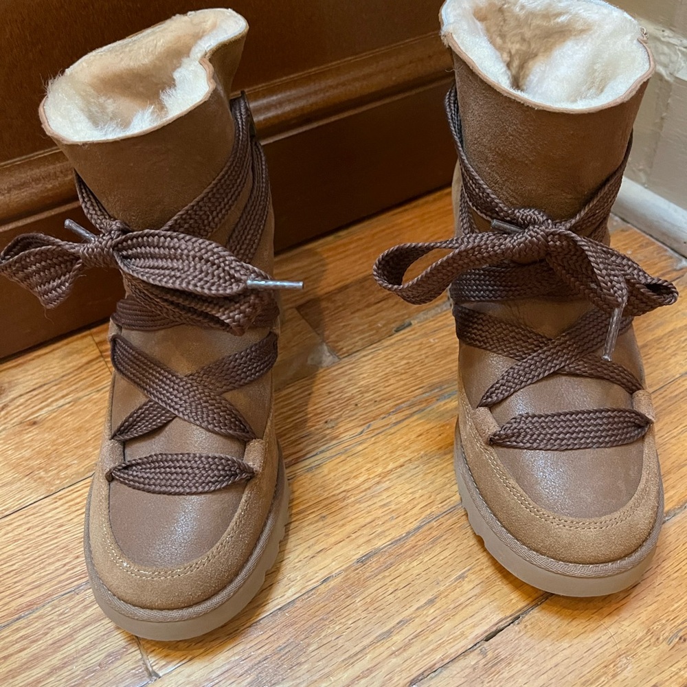 UGG lace up boots lady’s size 6